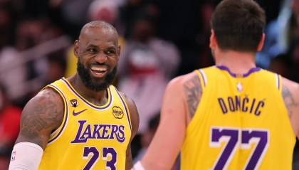 篮球-生涯每个赛季都能达成场均20+5+5的球员：詹姆斯、东契奇