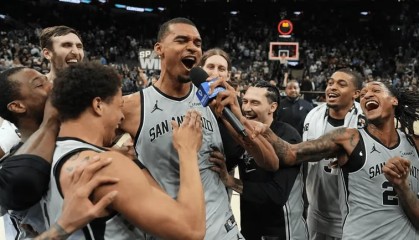 足球-超级崛起！马刺本赛季豪取62胜20负，比上赛季多赢了28场