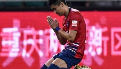 足球-【中超】让二追三上演惊天逆转 重庆3比2胜9人河南