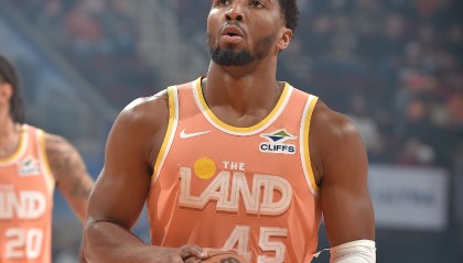 企鹅体育直播-米切尔45+4+4+5三分！骑士逆转双杀魔术夺4连胜 班凯罗37+10